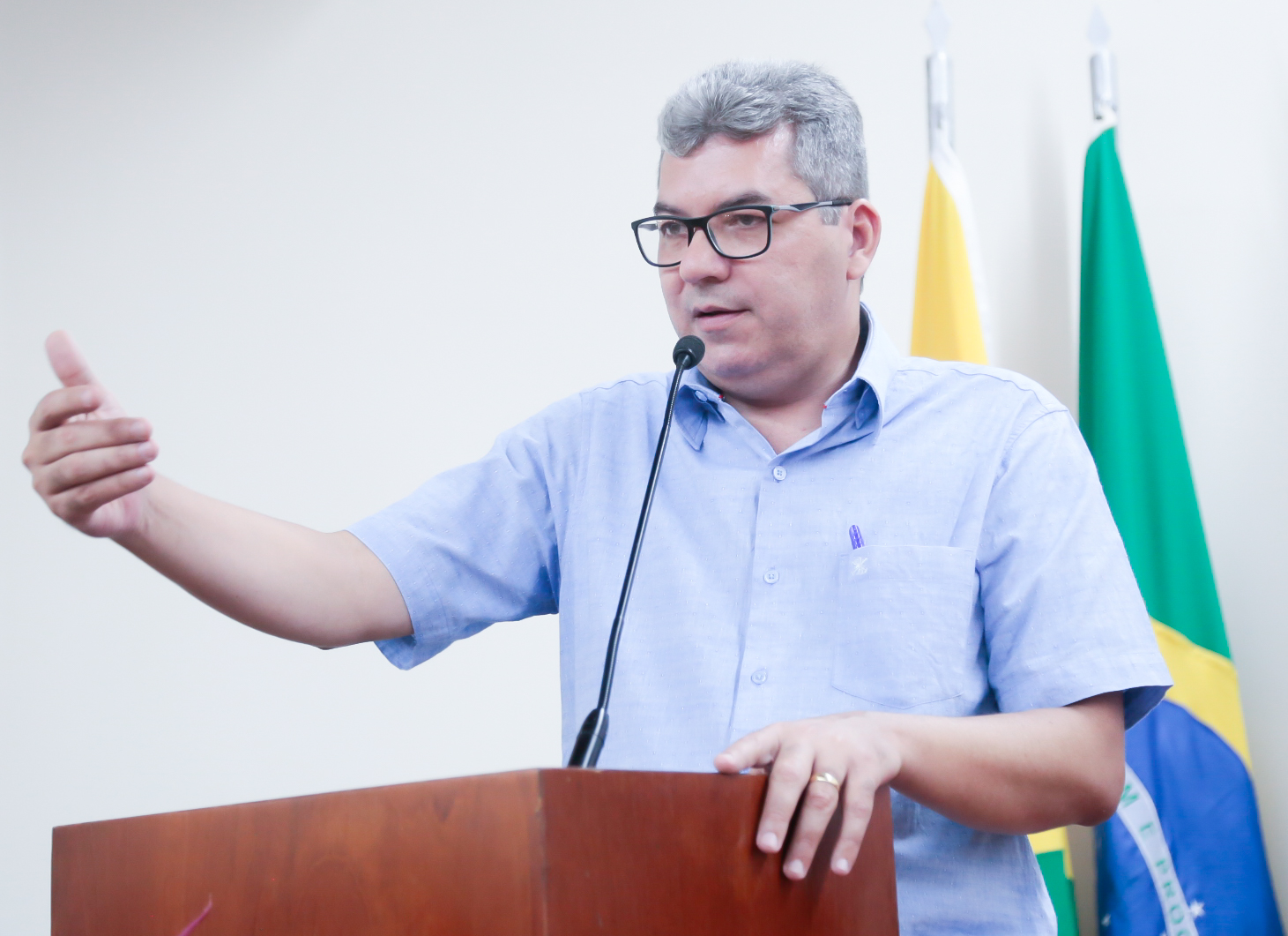 Novos uniformes valerão a partir de 2020, explica secretário de Educação