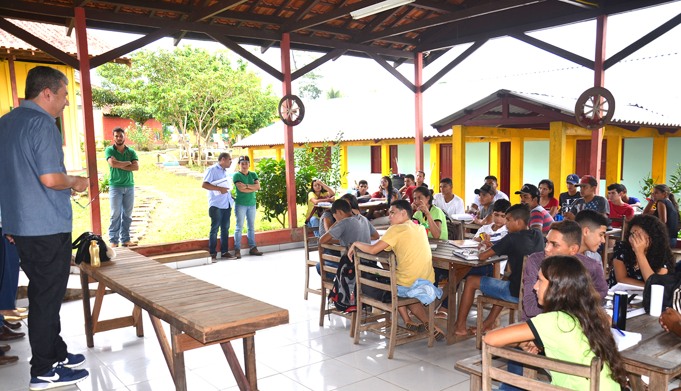 Escola no interior do Acre muda realidade de jovens que vivem em área rural