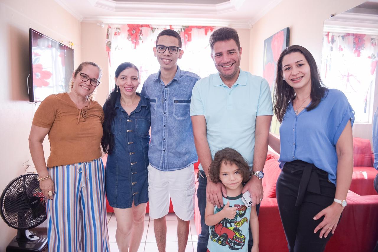 Governador visita residência de jovem que representará o Acre em Harvard