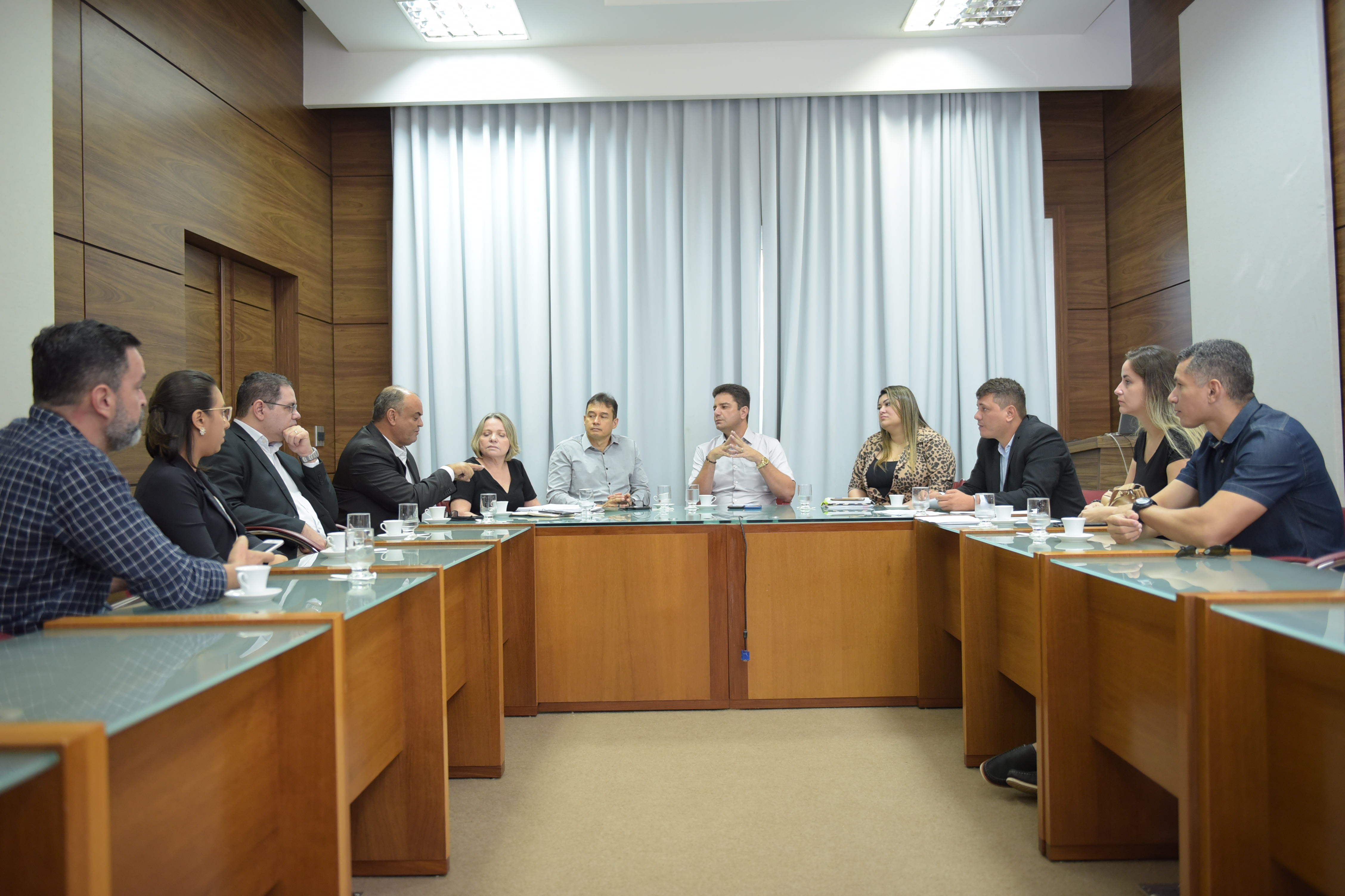 Gladson se reúne com policiais civis e se compromete a melhorar condições de trabalho para a categoria