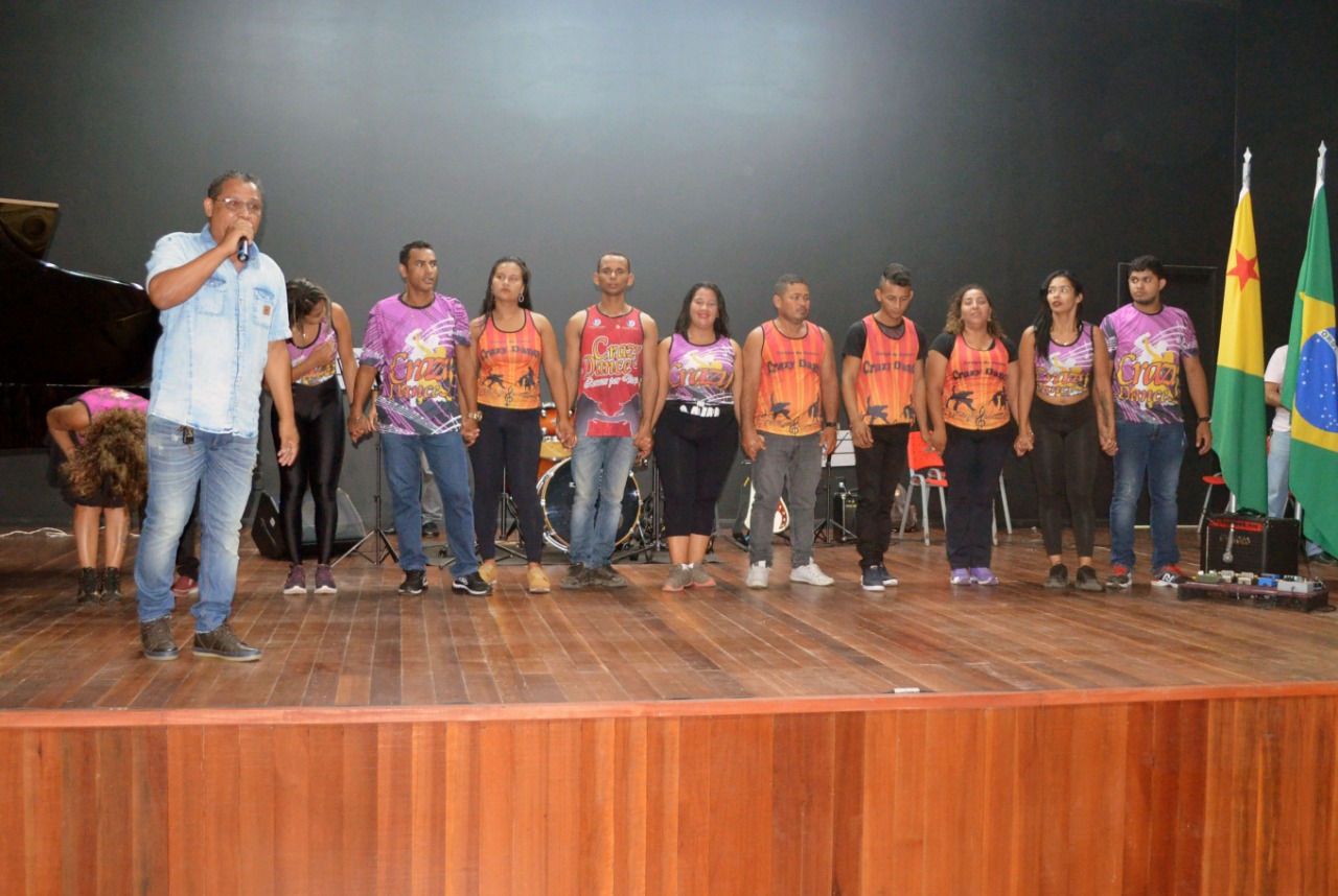 Comunidade se reúne para atividades de dança na Escola de Música