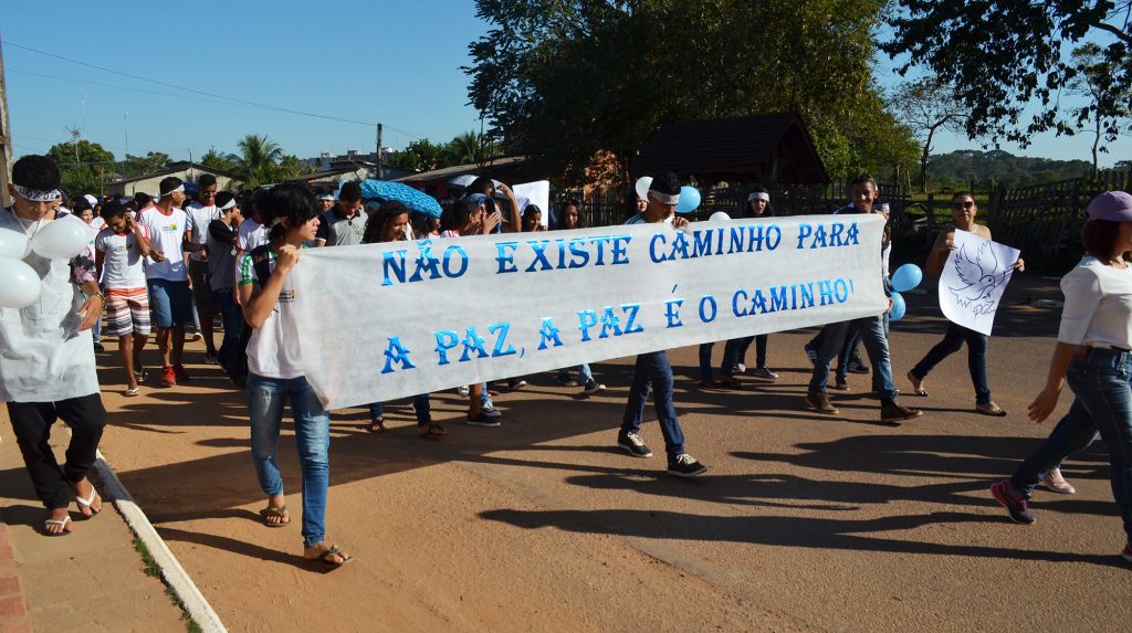 Educação realiza caminhadas pela paz