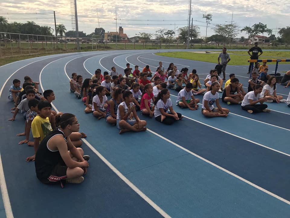 Escolinha de Atletismo atende crianças e idosos na pista da Ufac