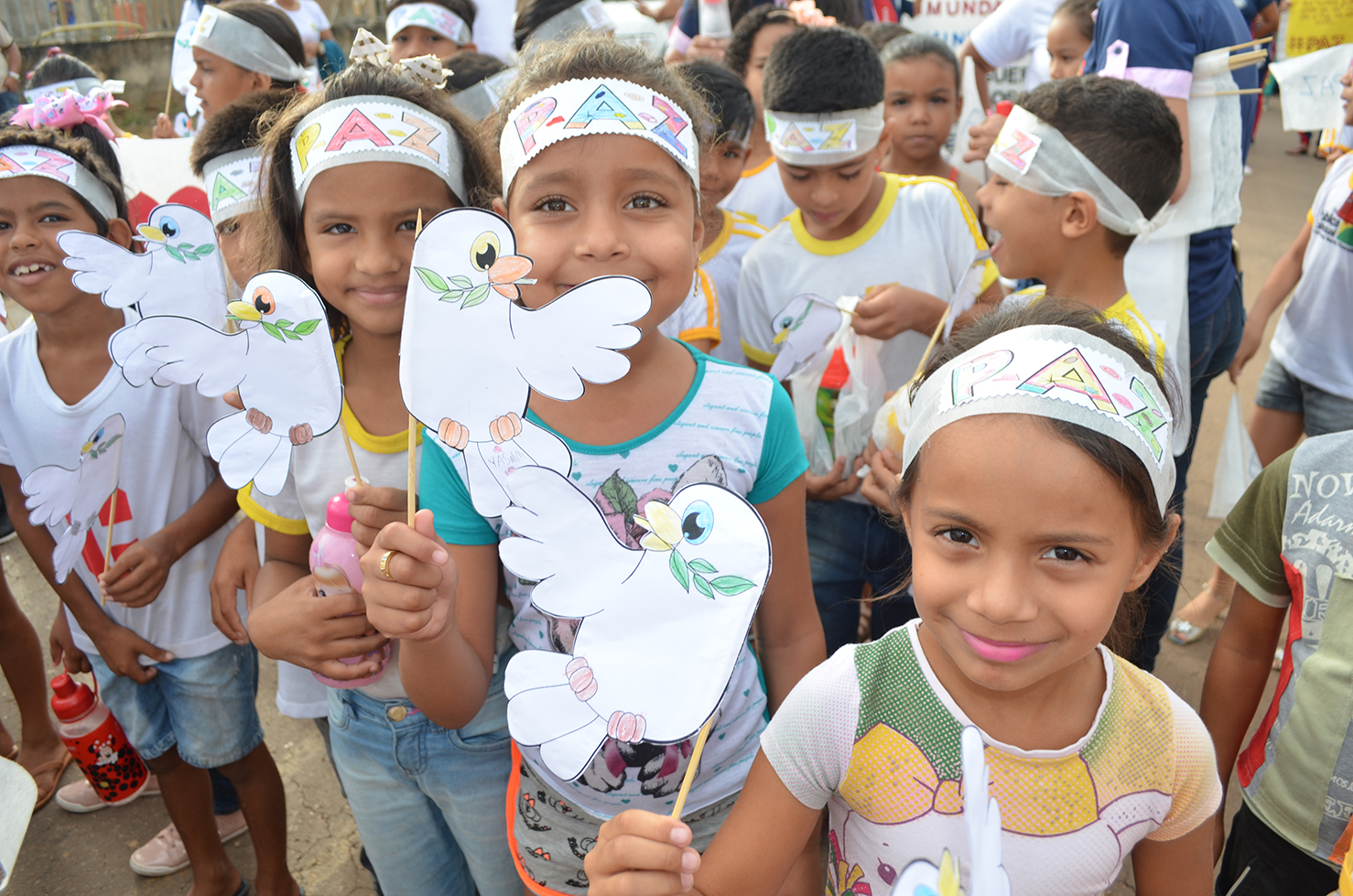 Em Rio Branco, estudantes realizam caminhada pela paz
