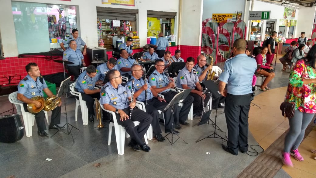 Banda da Polícia Militar homenageia motoristas no Terminal Urbano