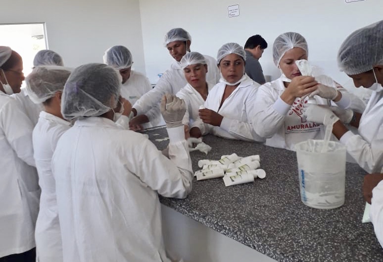 Governo leva oficina de cosméticos para associação de mulheres em Rodrigues Alves