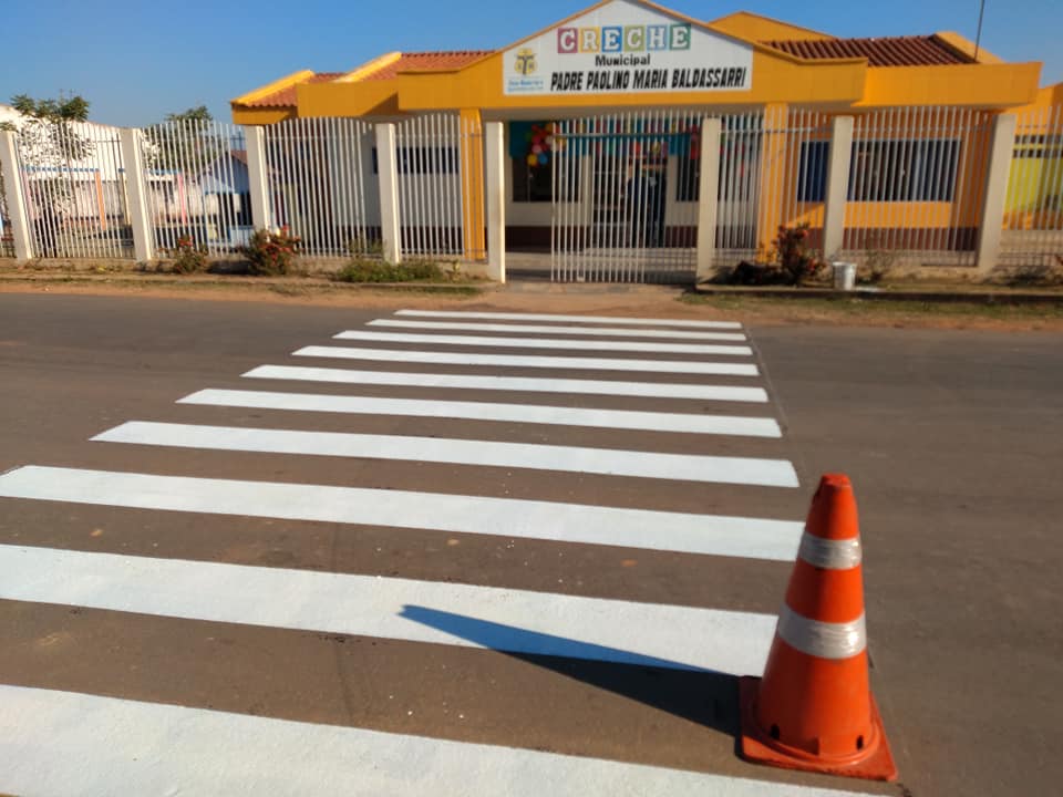 Detran e prefeitura implantam novas faixas de pedestre em frente a escolas