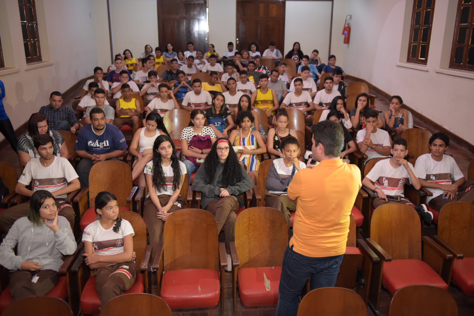 Estudantes e direção do Colégio Acreano agradecem governador por assistência prestada após acidente na BR-364