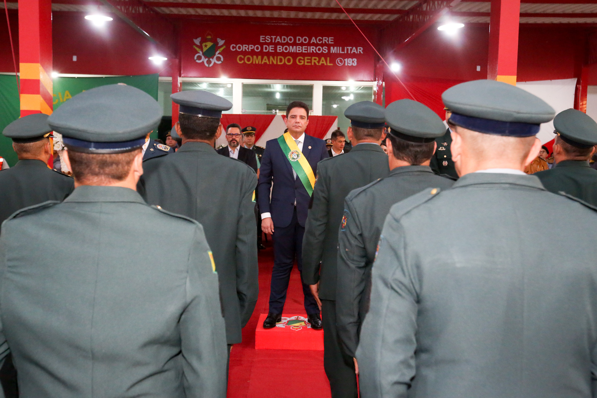 Gladson Cameli comemora promoções a militares com participação em banho tradicional