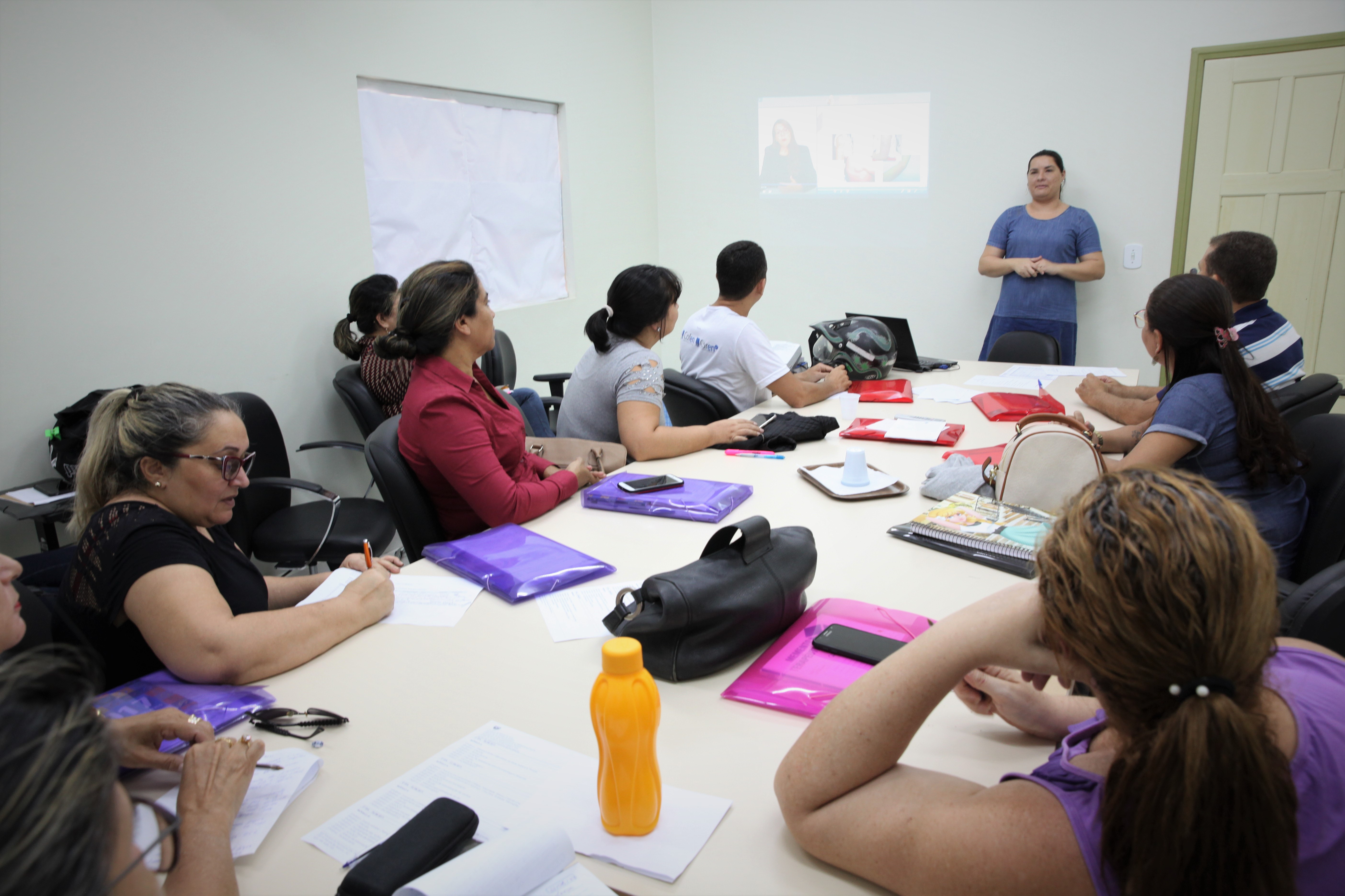 Mais de 100 profissionais atuantes em salas de vacina recebem capacitação da Saúde