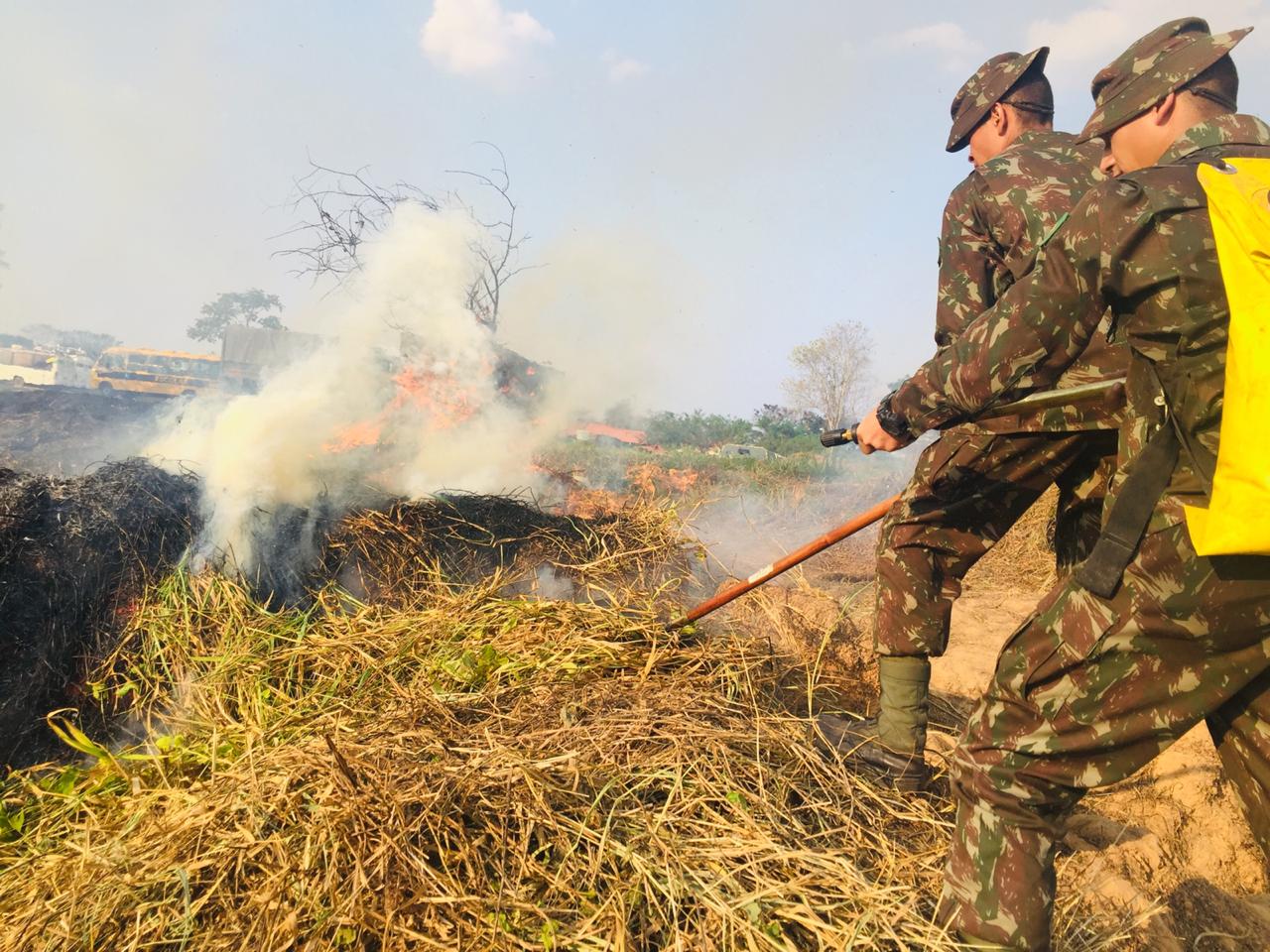 Corpo de Bombeiros treina homens do Exército para combate a incêndios ambientais
