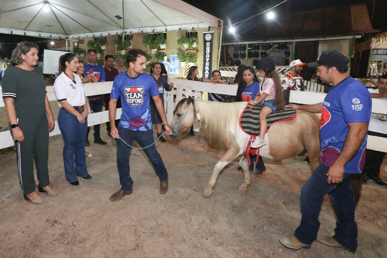 Equoterapia atrai a atenção do público durante a feira em Cruzeiro do Sul