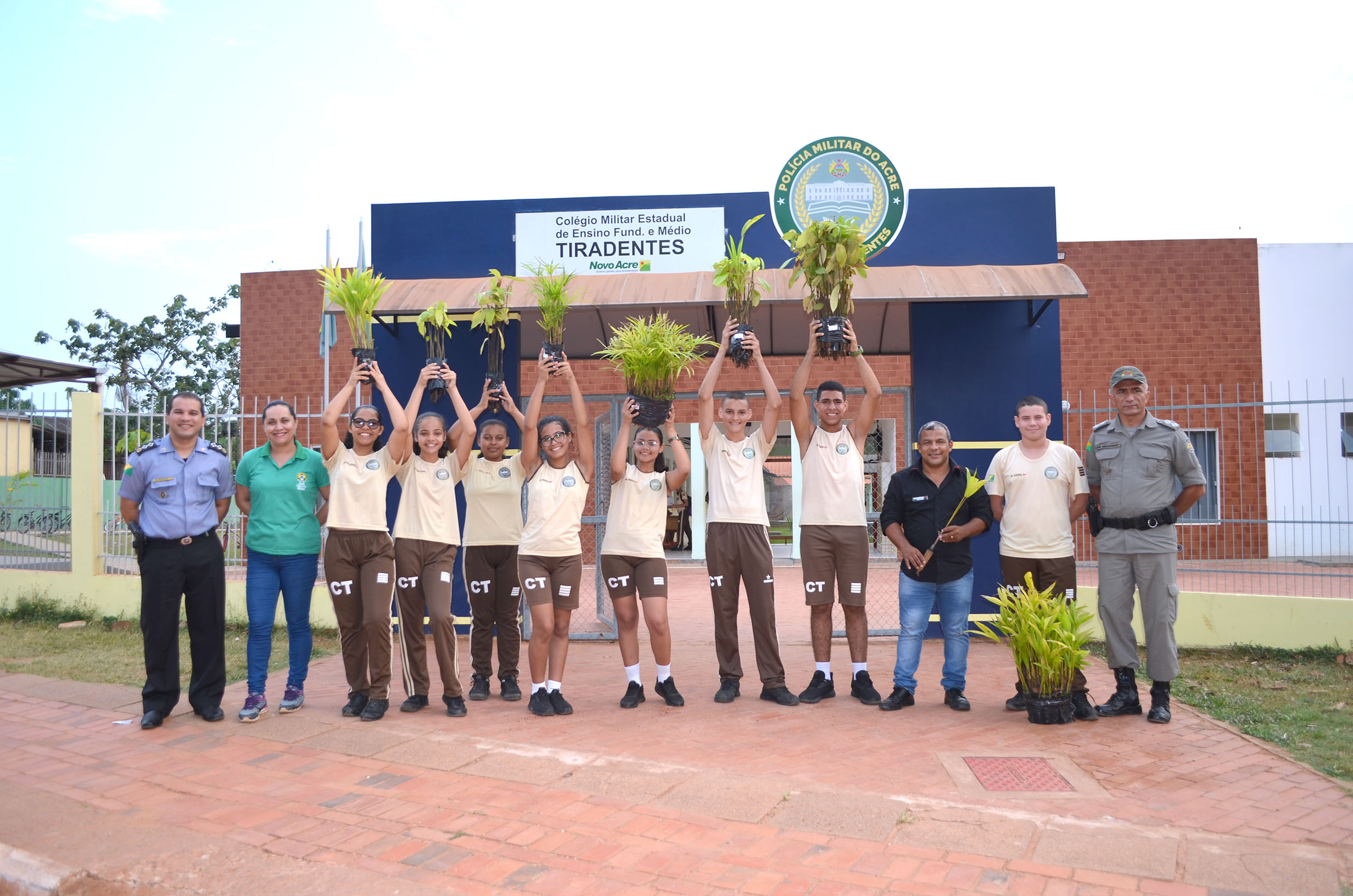 Estudantes participam de ação de consciência ambiental no bairro Calafate com distribuição de mudas