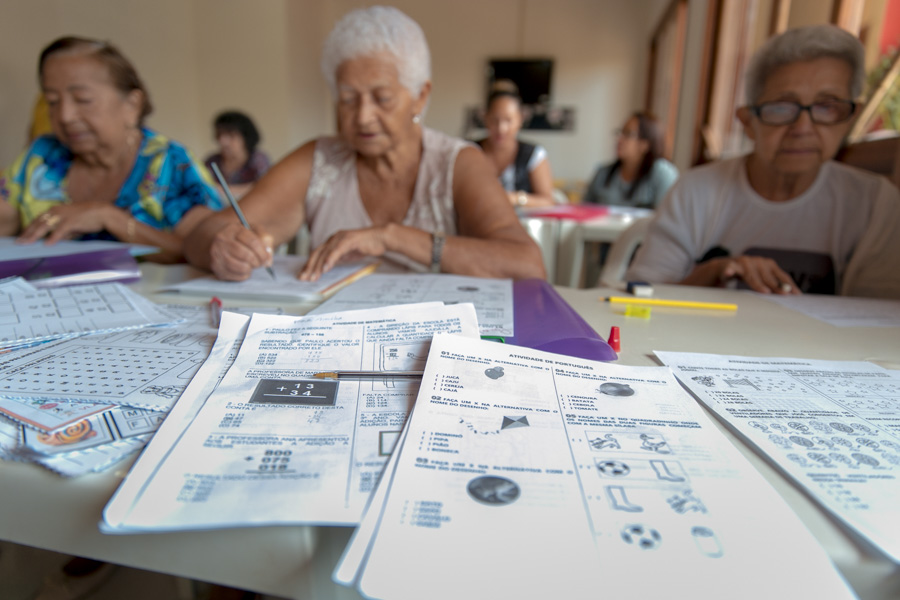 Idosos do Centro Dia são incluídos na Educação de Jovens e Adultos