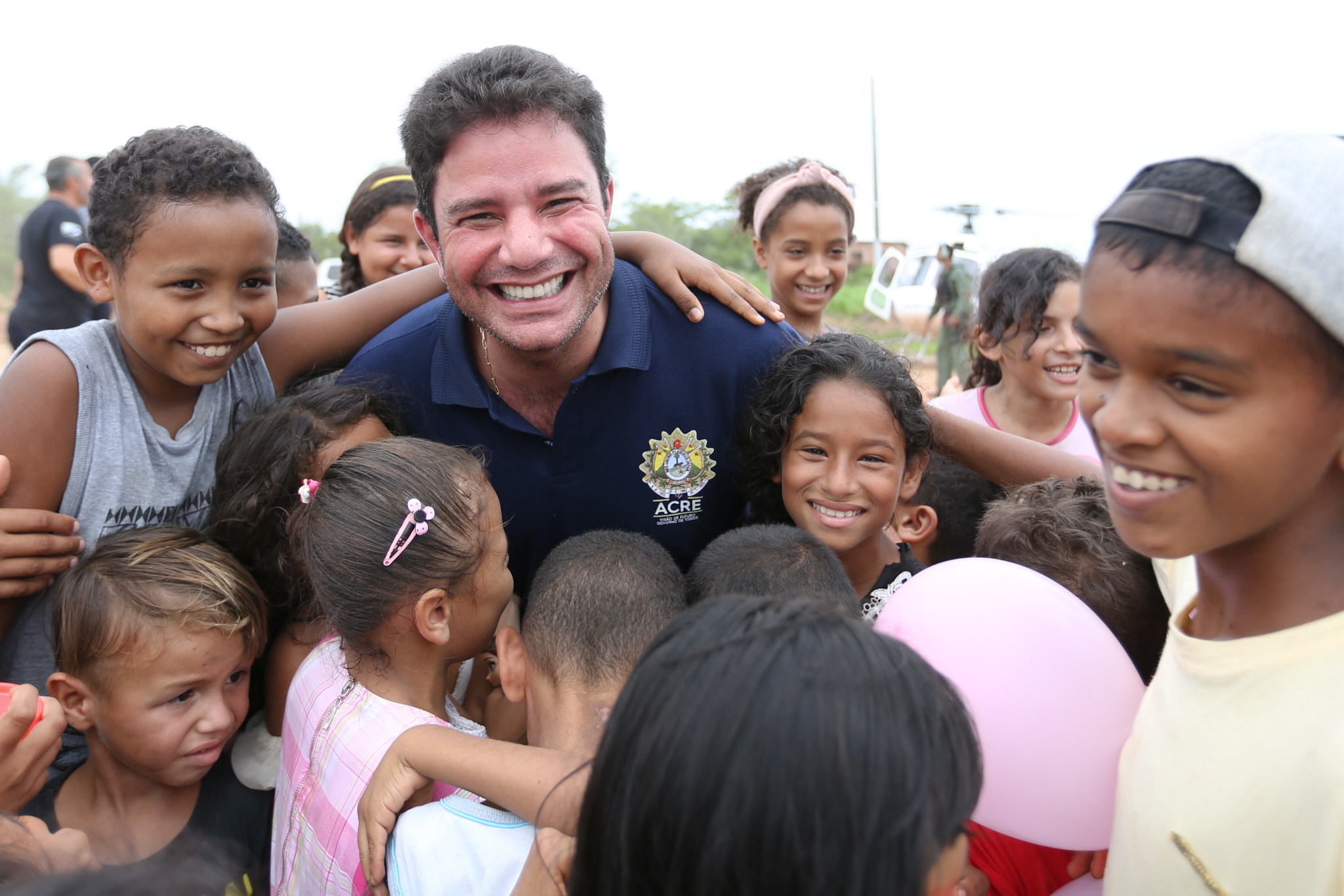 Na Transacreana, Gladson Cameli distribui presentes a crianças de famílias de colonos