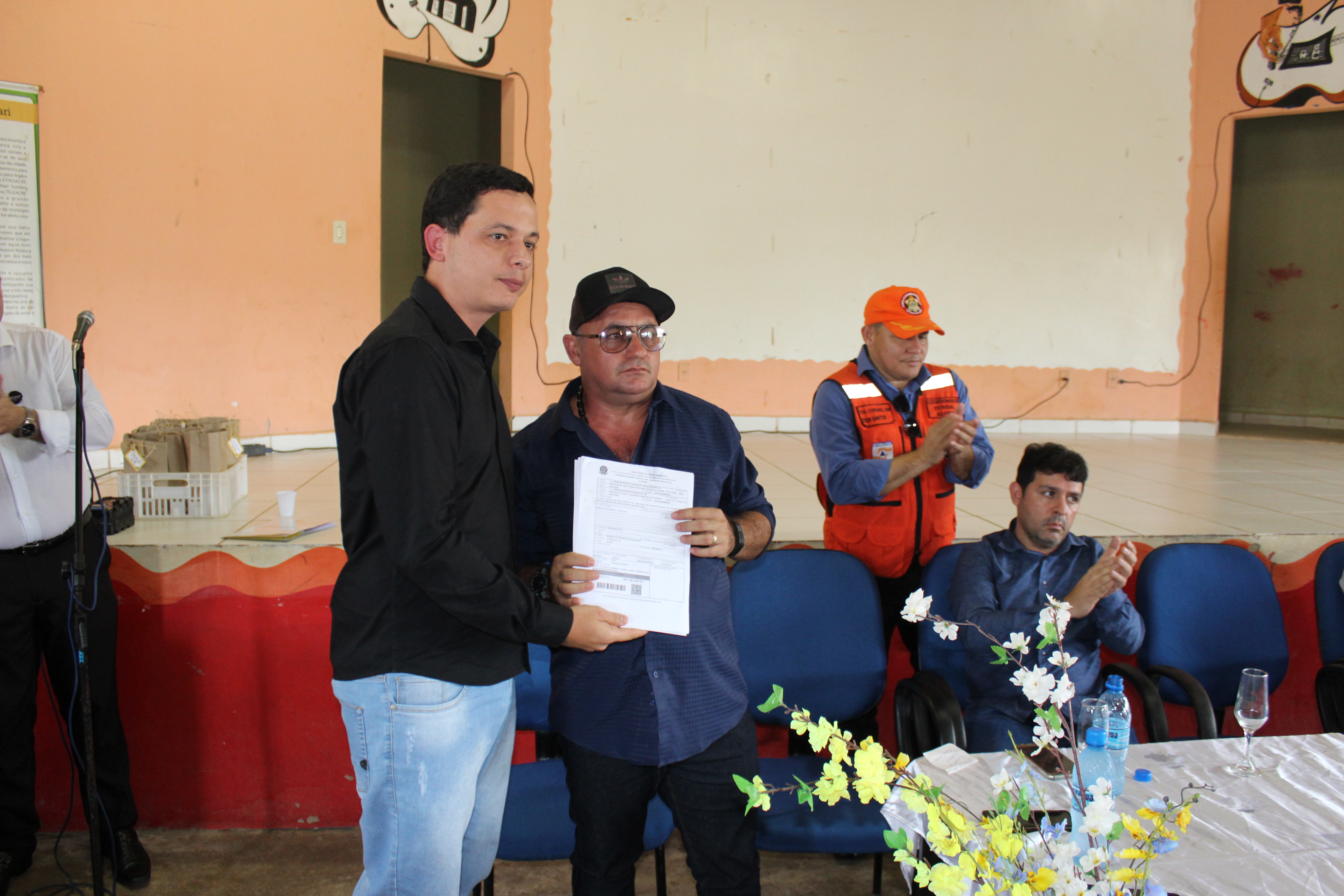 Famílias atingidas por vendaval em Capixaba recebem madeiras para reconstruir casas