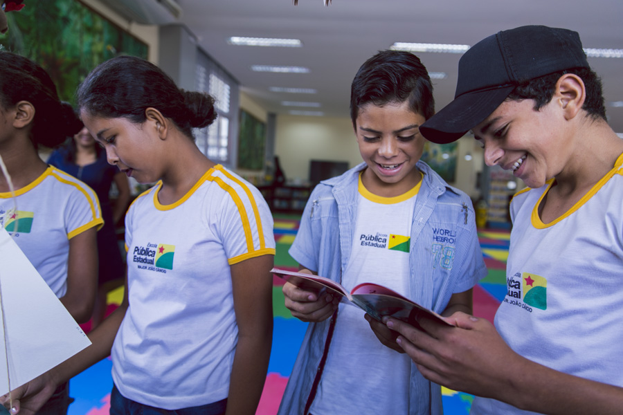 Alunos da zona rural visitam a Biblioteca Pública Adonay Barbosa dos Santos pela primeira vez