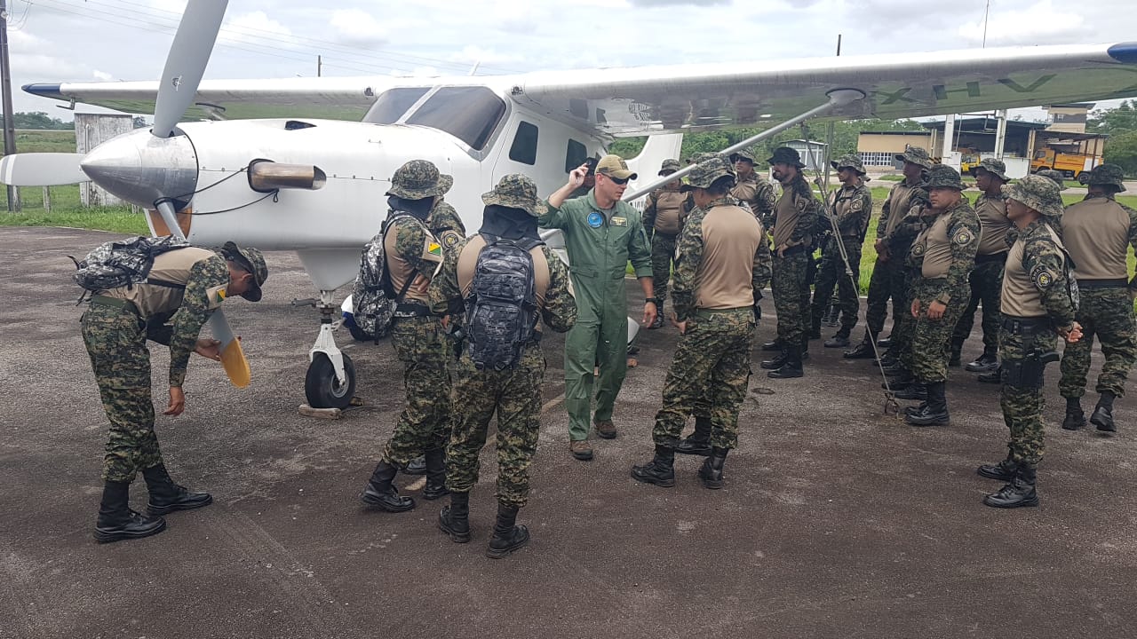 Grupamento Especializado em Fronteiras recebe instrução para abordagens em aeronaves