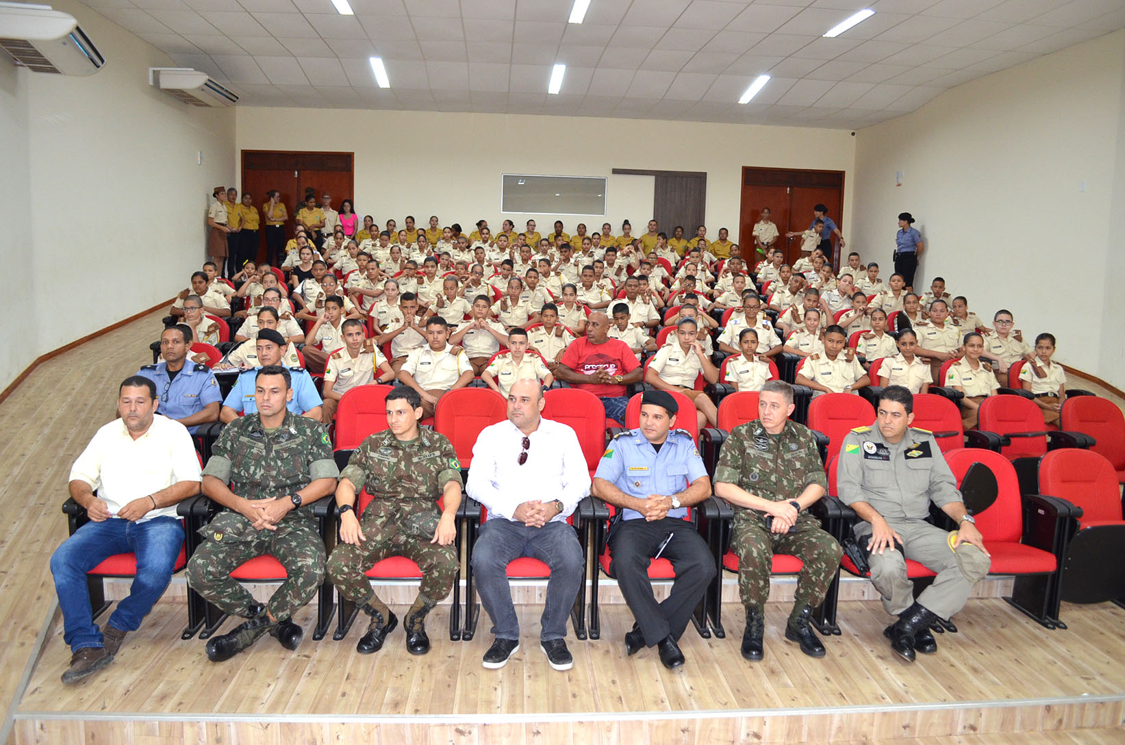 General do Exército visita Escola Militar Tiradentes