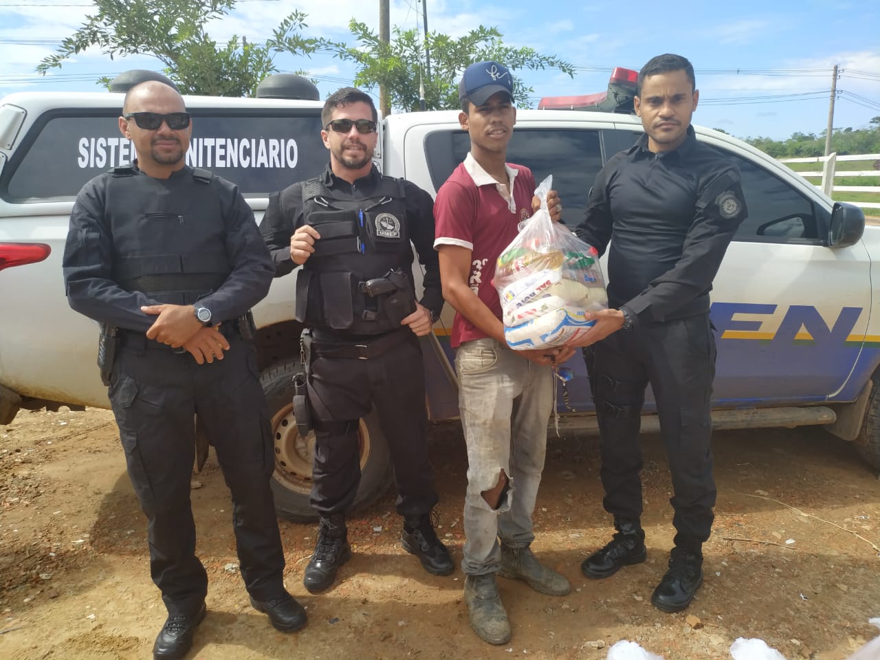 Unidade de Monitoramento Eletrônico do Iapen distribui cestas básicas a comunidades carentes