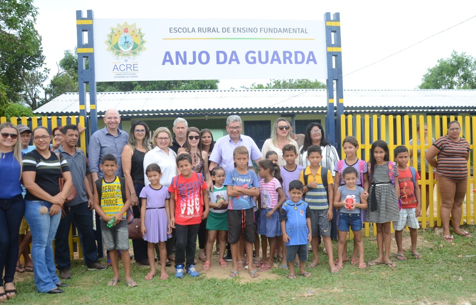Educação entrega escola revitalizada à comunidade de Sena Madureira
