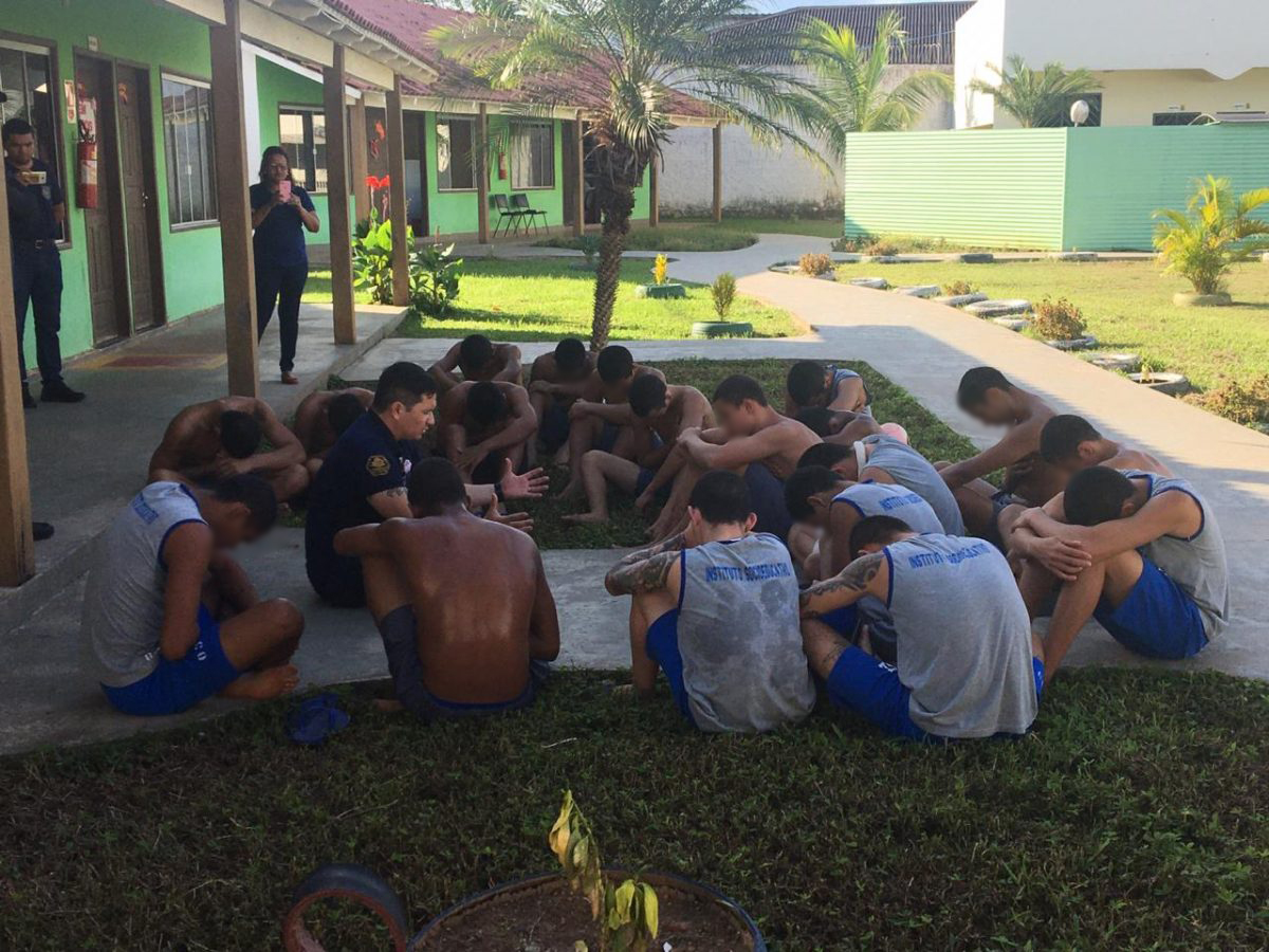 Durante visita religiosa, jovens são batizados no Centro Socioeducativo Alto Acre