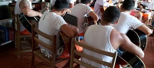 No tom da vida nova, reeducandos concluem curso de violão em presídio de Rio Branco