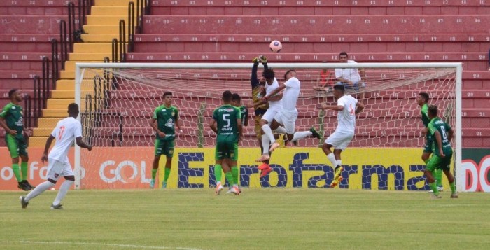 Em busca da classificação, Galvez enfrenta o América-MG nesta segunda-feira