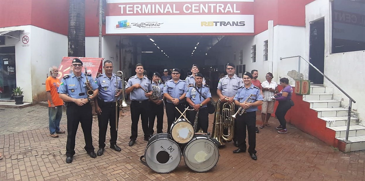 Banda da Polícia Militar leva clima de Carnaval a diversos pontos da capital