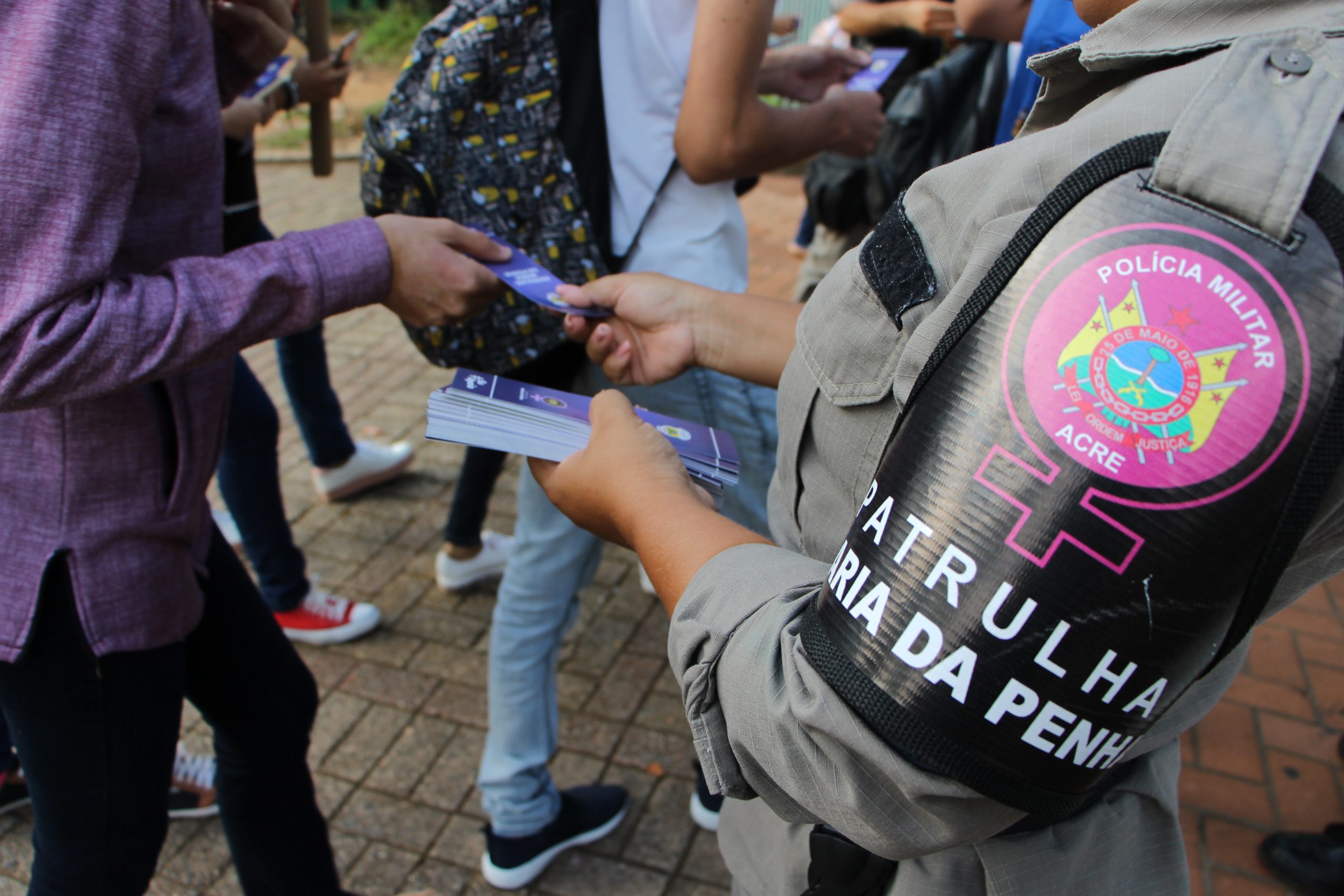 Patrulha Maria da Penha encerra Semana da Mulher com ação de conscientização a estudantes na capital