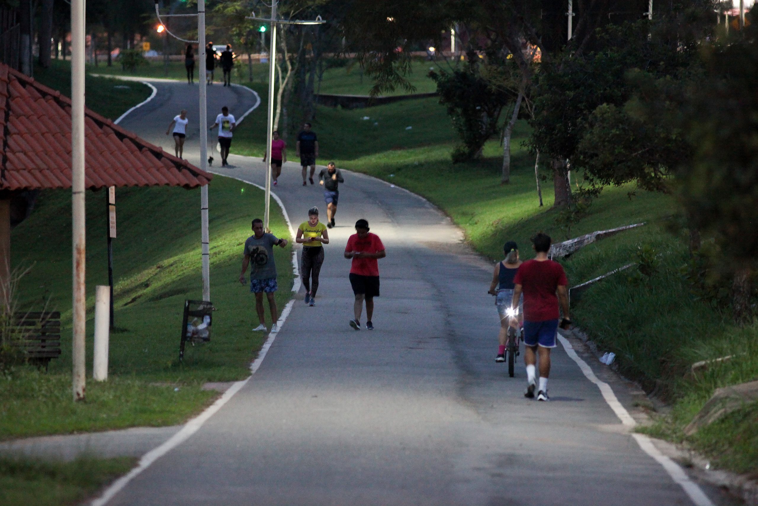 Comitê Covid-19 adota novas resoluções para reabertura de parques públicos e realização de eventos