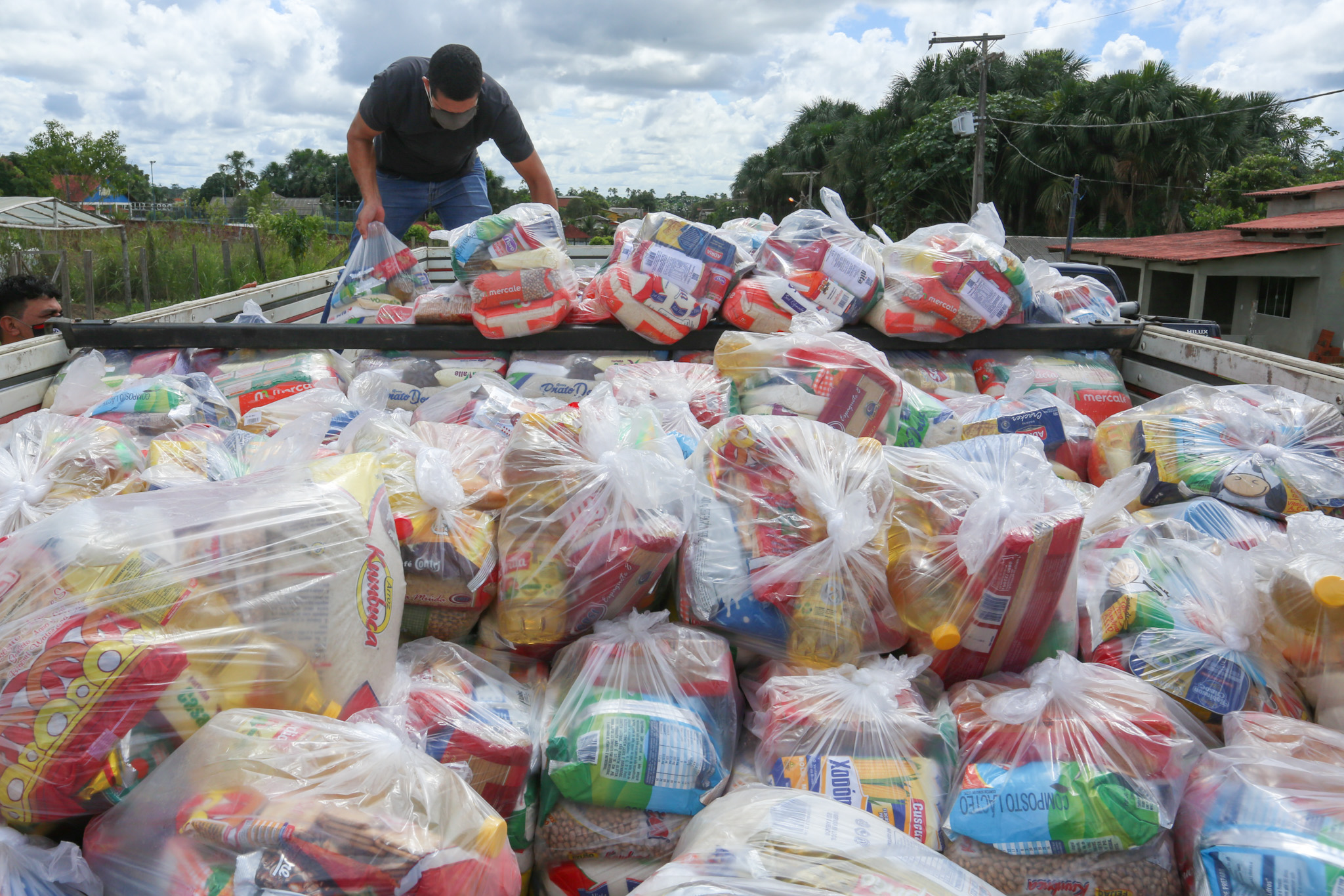 Governo entrega 600 cestas básicas arrecadadas durante Live Solidária para municípios do Vale do Juruá