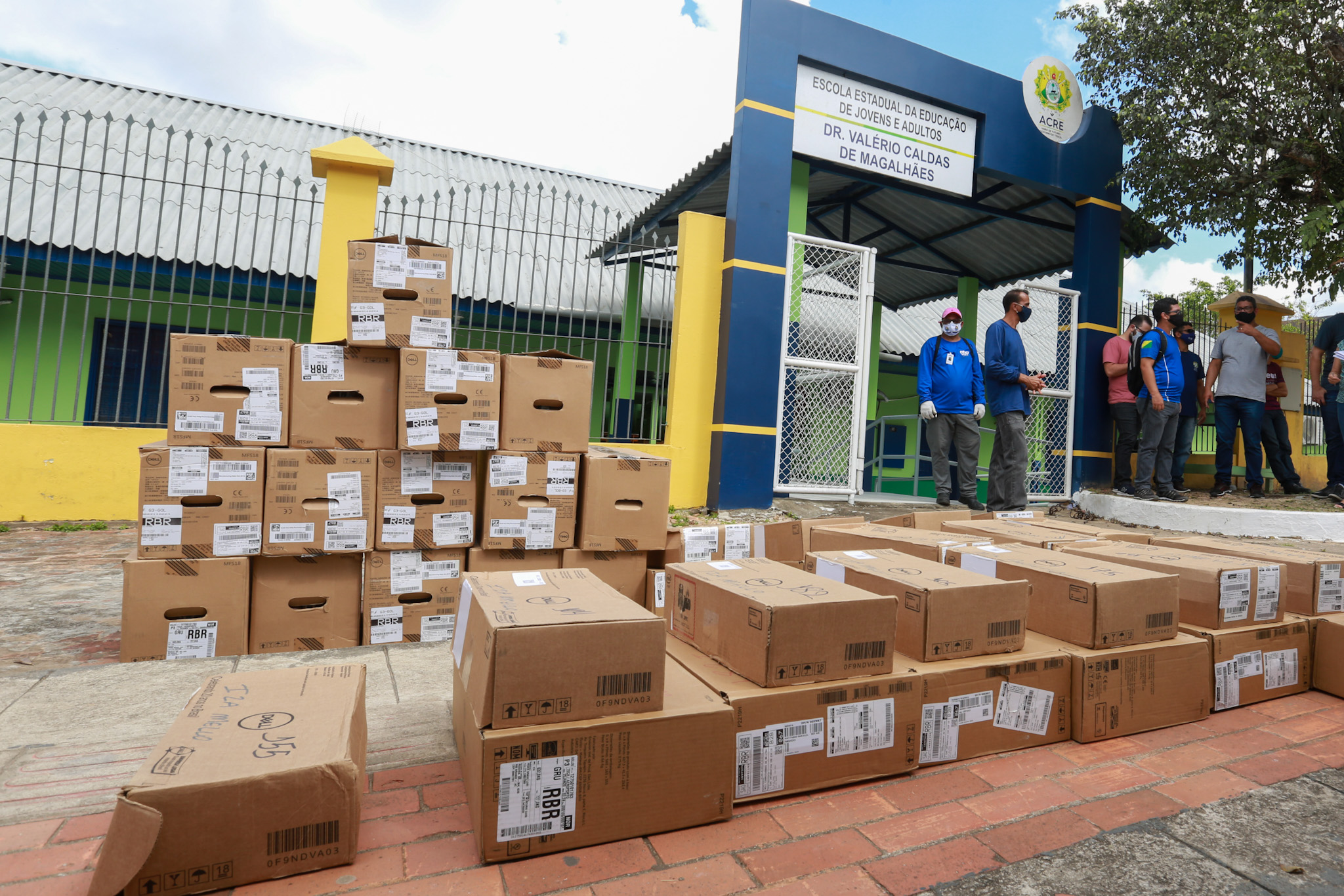 Escolas de Cruzeiro do Sul recebem novos computadores e instrumentos musicais