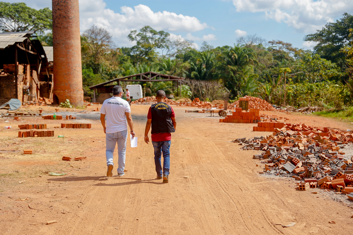 Procon e Ministério Público fiscalizam preços dos materiais de construção em lojas da capital