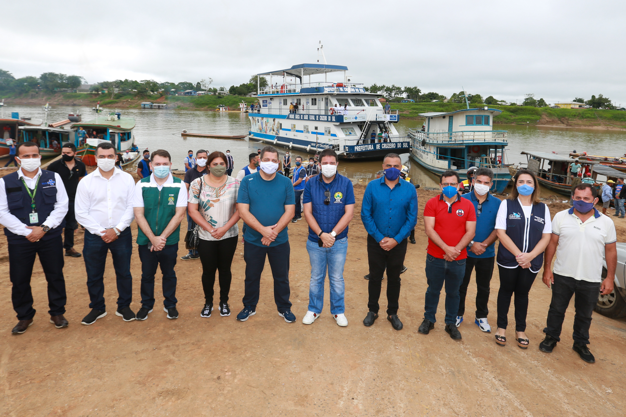 Gladson Cameli recepciona chegada de Unidade Básica de Saúde Fluvial em Cruzeiro do Sul