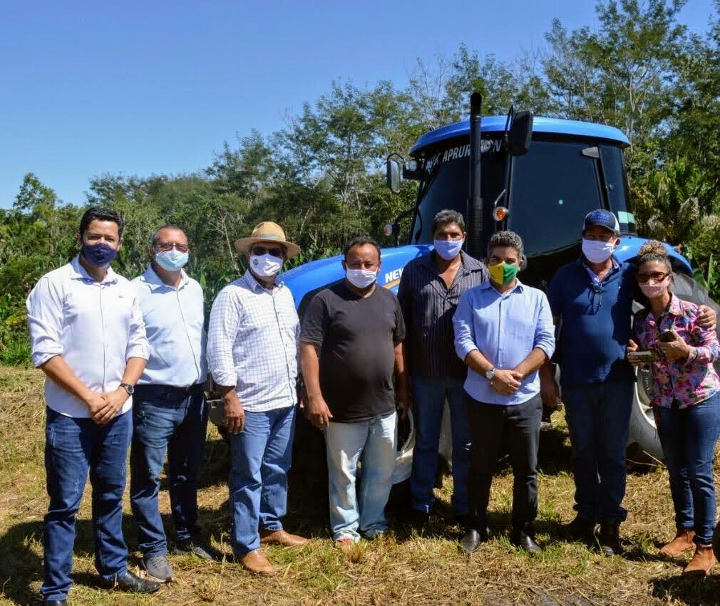 Em parceria, governo cede trator agrícola a produtores rurais de Acrelândia