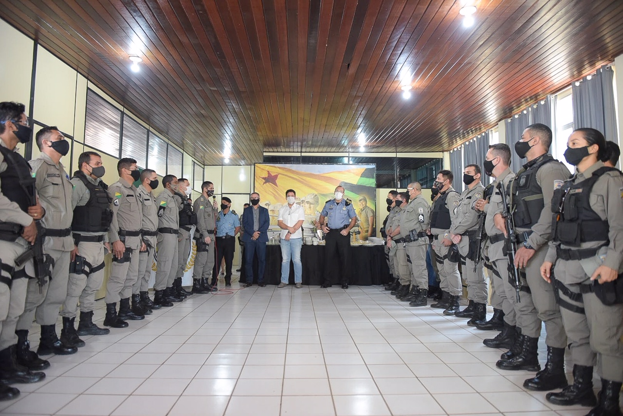 Gladson prestigia entrega de homenagens a policiais militares do 2º Batalhão da PMAC