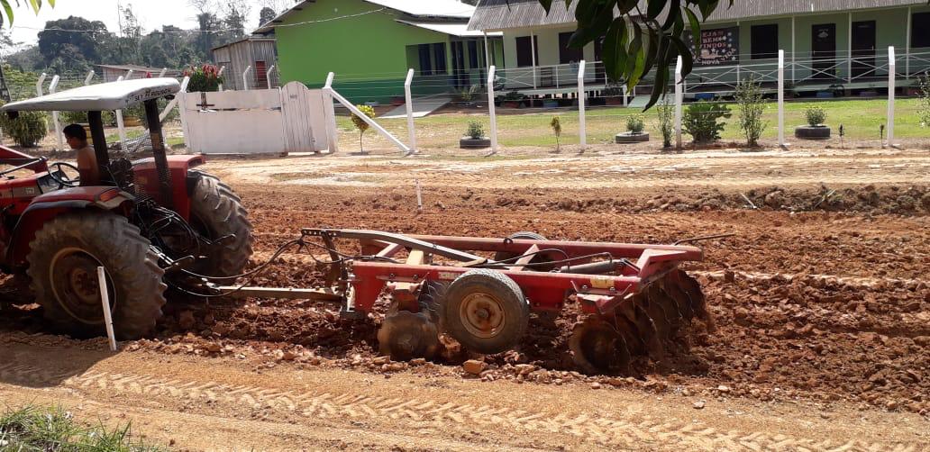 Obras de pavimentação no entorno de escolas rurais de quatro municípios do Acre já estão em andamento