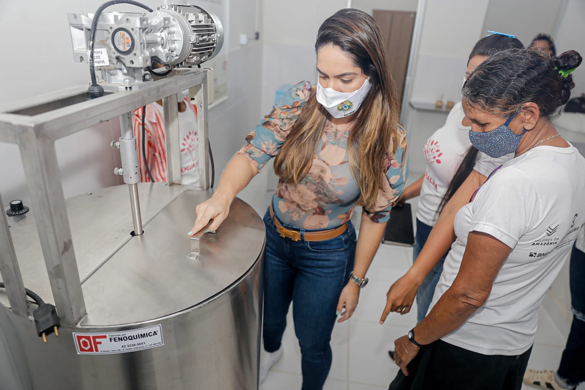 Em visita à Associação de Mulheres Amuralha, primeira-dama diz que buscará apoio para fortalecer produção