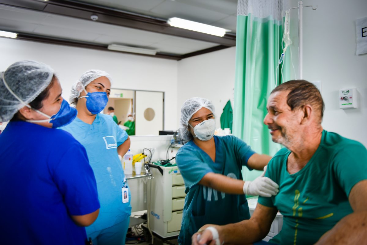 Fisioterapeuta é profissional essencial para recuperação de pacientes com Covid-19