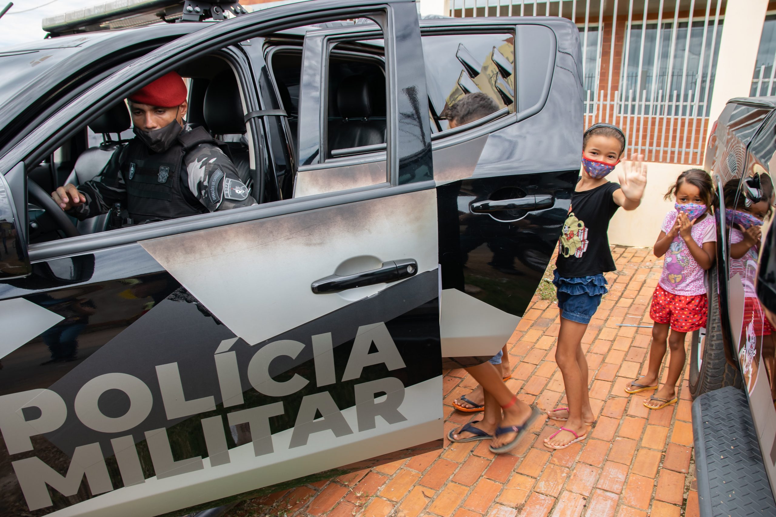 Batalhão de Operações Especiais entrega cestas básicas e brinquedos a famílias do bairro Jequitibá