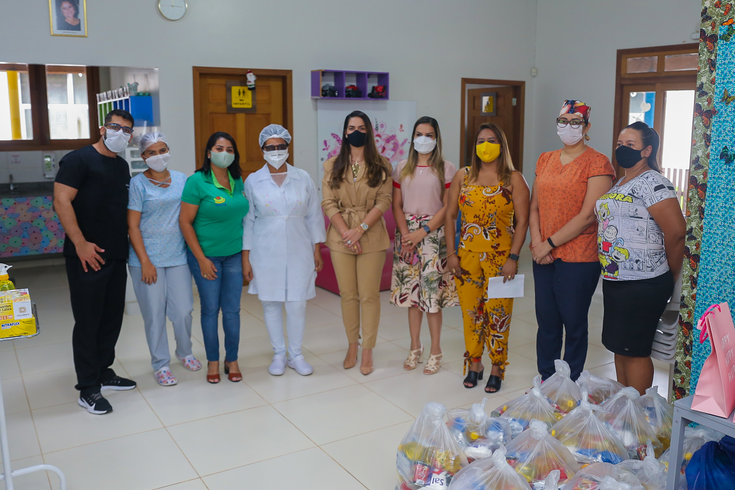 Para a alegria do Natal, crianças em tratamento de câncer recebem presentes e cestas básicas