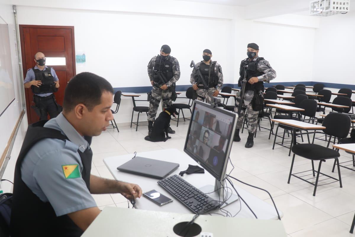 Alunos recebem a visita dos militares da Companhia de Policiamento com Cães