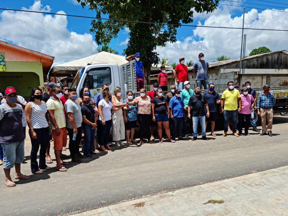 Governo entrega caminhão a pequenos produtores de Tarauacá