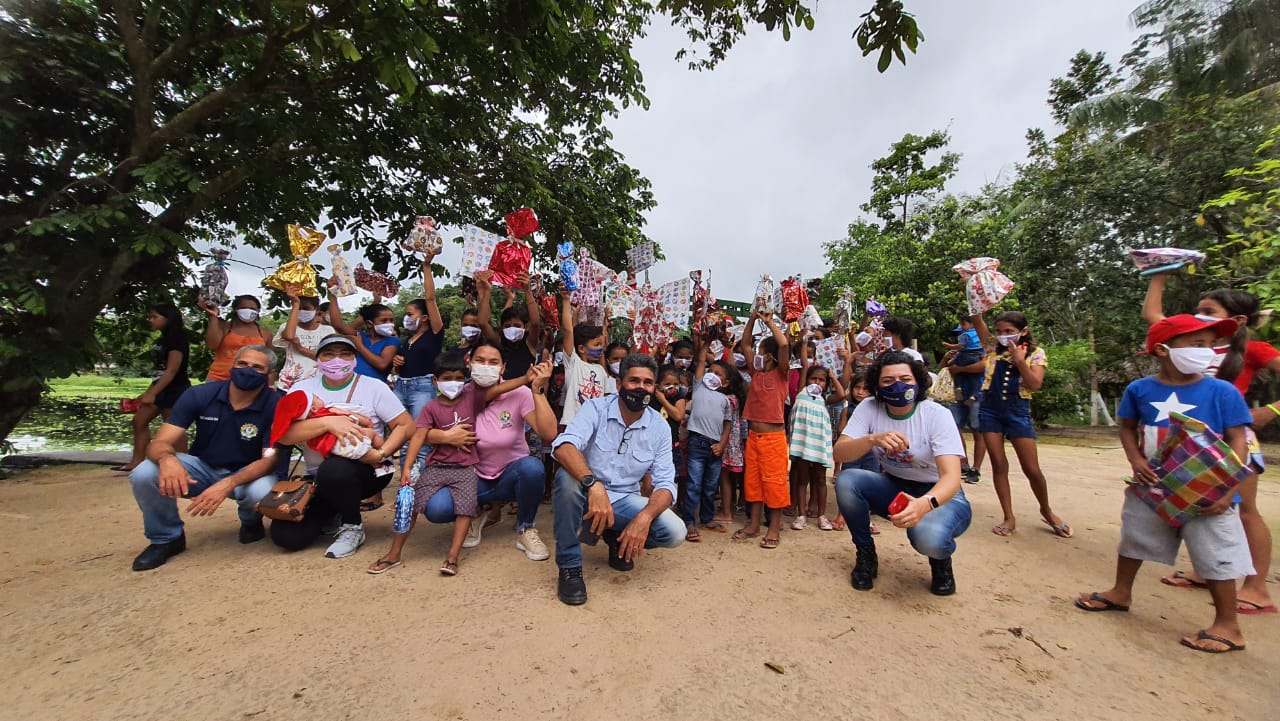 Governo do Estado entrega presentes de Natal a crianças ribeirinhas do Vale do Juruá