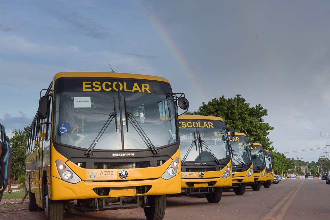 Ônibus escolares vão garantir transporte de estudantes em ramais de difícil acesso