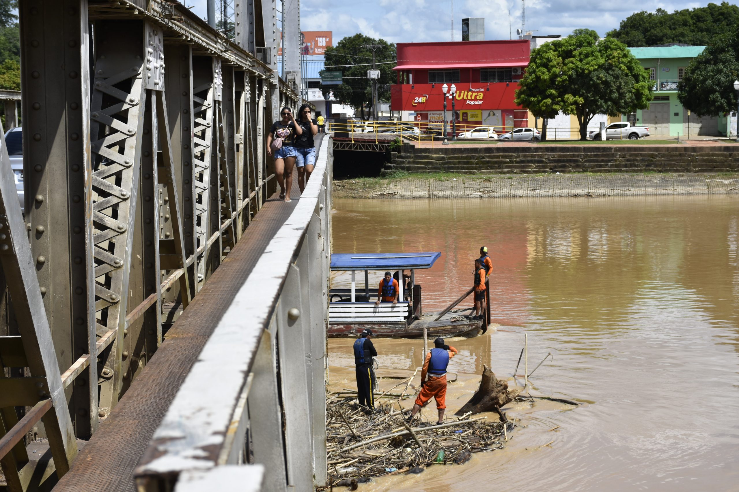 Estado dá continuidade à retirada de entulhos das pontes localizadas no centro de Rio Branco