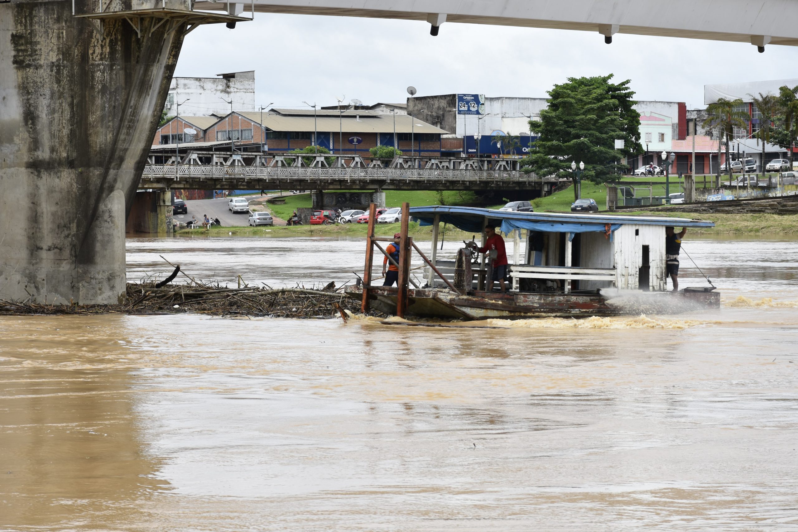 Deracre retira balseiro preso na Passarela Joaquim Falcão Macedo, em Rio Branco