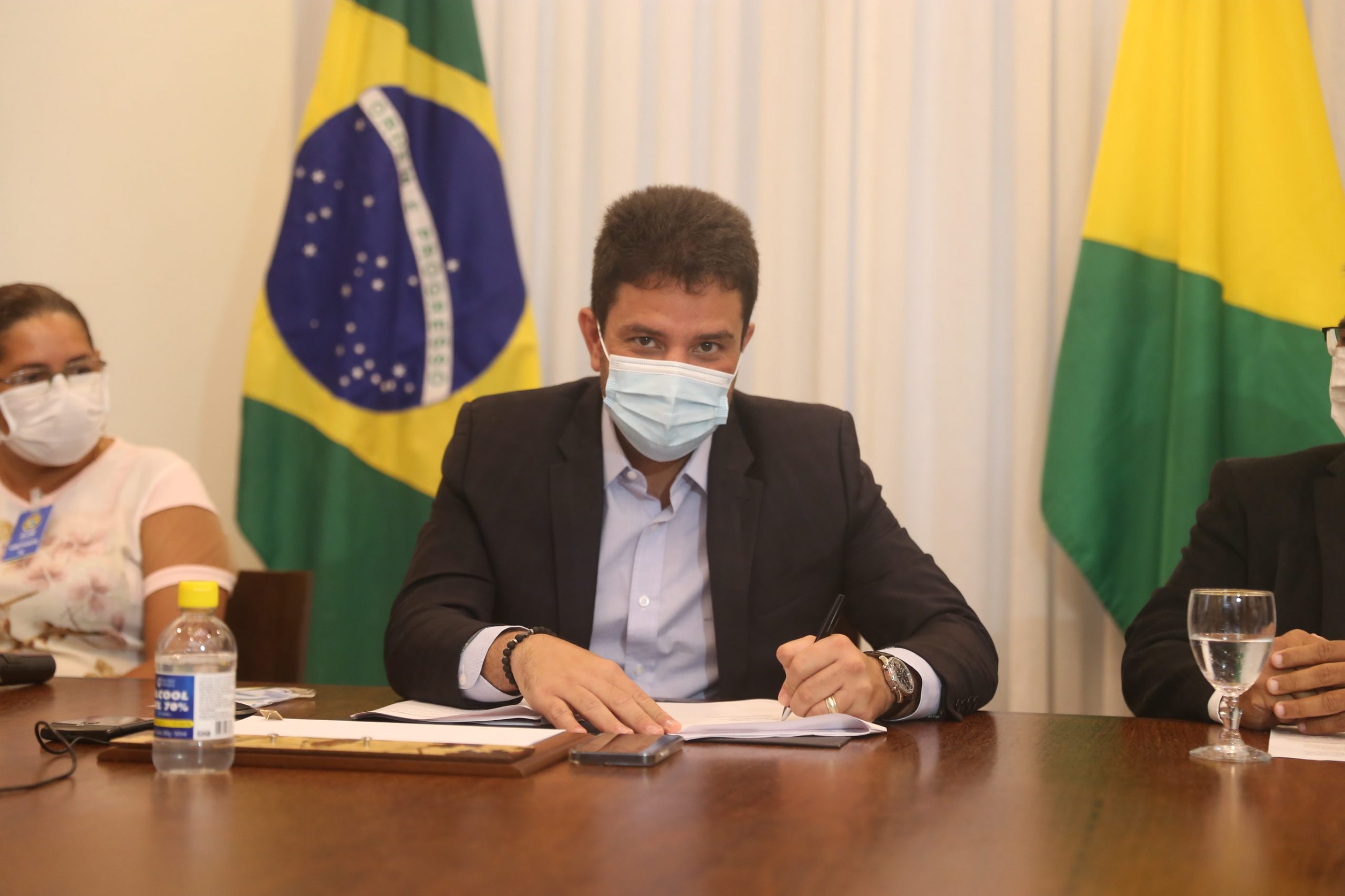 “É o que mais defendo”, diz Gladson Cameli ao assinar Pacto Nacional em Defesa da Vida e da Saúde