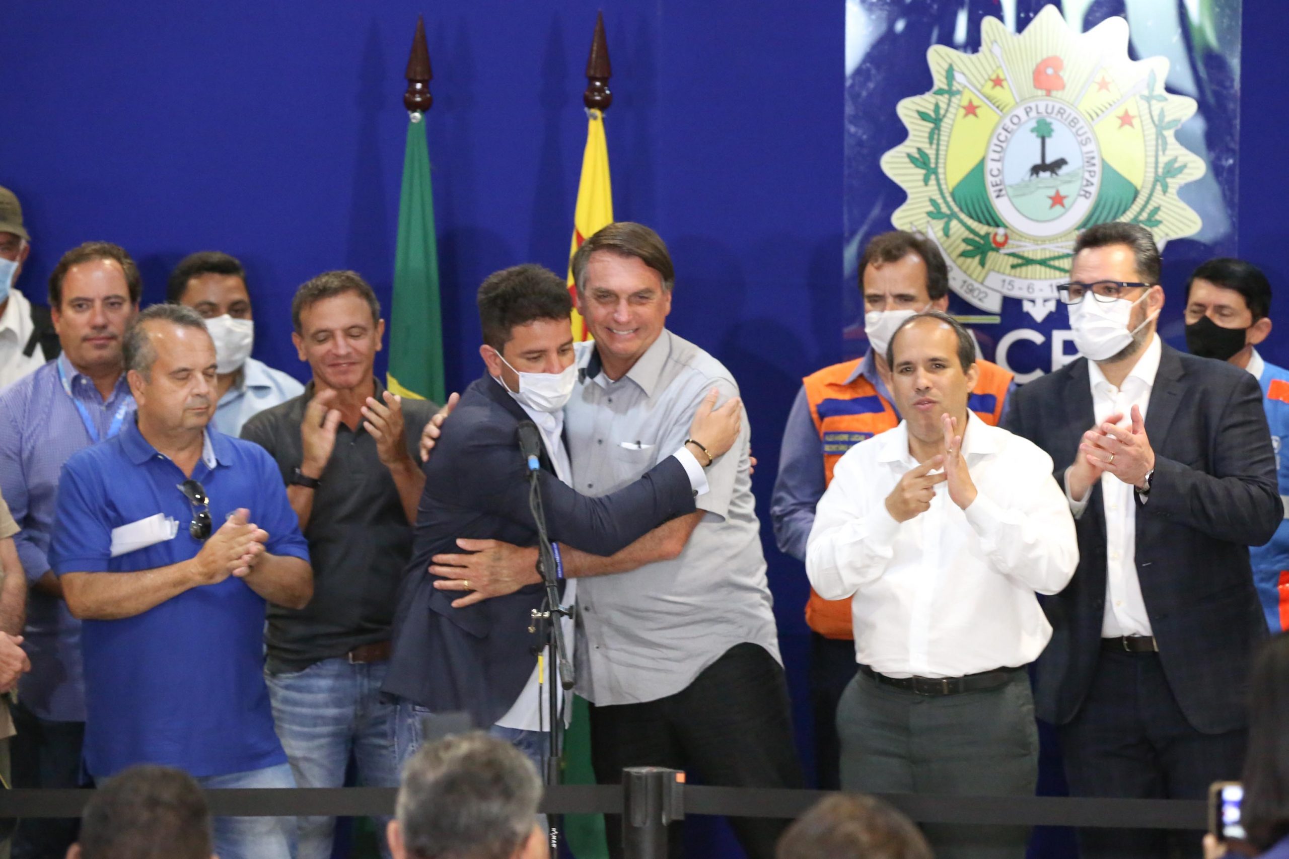 Bolsonaro entrega 21,9 mil vacinas e anuncia recursos emergenciais a cidades afetadas por enchentes no Acre